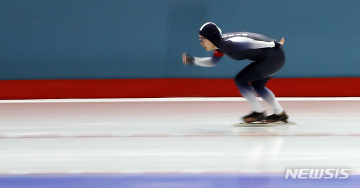 [서울=뉴시스] 홍효식 기자 = 16일 오후 서울 노원구 태릉 국제스케이트장에서 열린 SK텔레콤배 제56회 전국남녀 스피드 스케이팅 선수권대회, 여자부 3000M 결승에서 박지우(강원도청)이 질주하고 있다. 2021.09.16. yesphoto@newsis.com