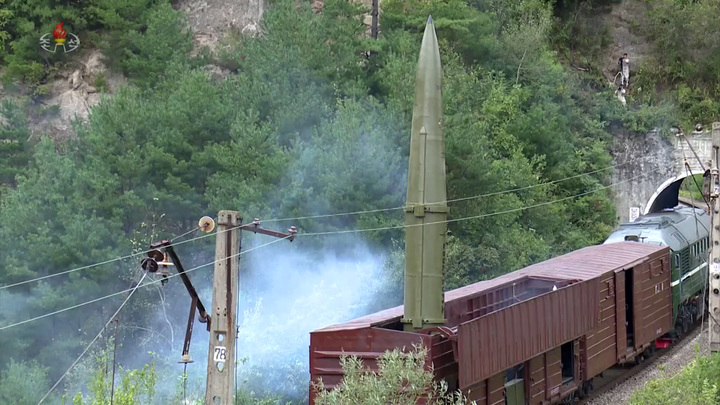 [서울=뉴시스] 북한이 철도미사일 기동연대를 조직한 뒤 검열사격훈련을 통해 열차에서 탄도미사일을 발사했다고 16일 조선중앙TV가 보도했다. 북한은 동해 800킬로미터 수역에 설정된 표적을 정확히 타격했다고 전했다. (사진=조선중앙TV 캡처) 2021.09.16. photo@newsis.com *재판매 및 DB 금지