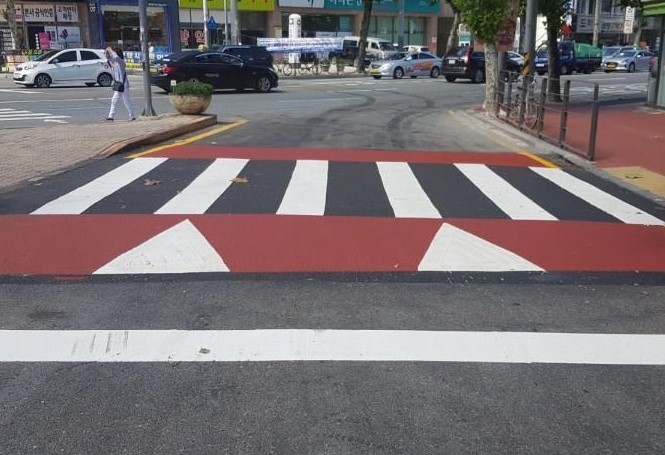 [대전=뉴시스] 교통섬 우회전차로 '고원식횡단보도' *재판매 및 DB 금지