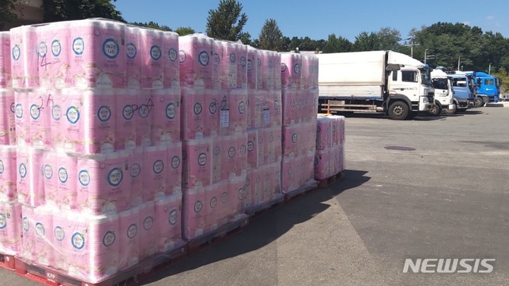 [서울=뉴시스] 깨끗한나라가 청주공장 인근 마을에 제공한 화장지. (사진=깨끗한나라 제공) 2021.09.17. photo@newsis.com