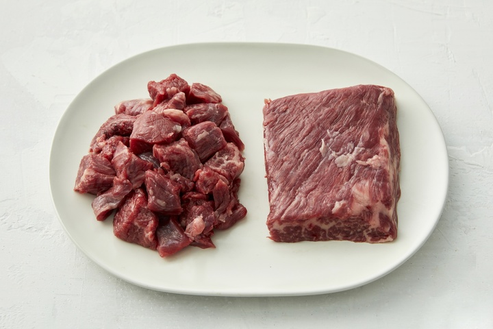 [서울=뉴시스]마켓컬리는 자사 애플리케이션에서 추석 차례상 용품을 구매하면 시중 대형마트보다 10% 저렴한 가격에 구할 수 있다고 17일 밝혔다. 마켓컬리 쇠고기 사진. (사진=마켓컬리 제공). 2021.09.17. photo@newsis.com *재판매 및 DB 금지