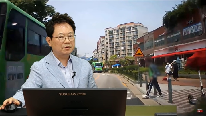 [서울=뉴시스] 지난 6월 유명 유튜브 채널 '한문철TV'에는 한 차량이 횡단보도 앞에 대기하고 있던 보행자와의 충돌 사연이 공개됐다. A씨의 차량이 직진하던 당시 보행자는 아직 횡단보도에 진입하지 않았기 때문에 현행법상으로는 보호받기가 힘들다. (사진=유튜브 한문철TV 캡처) 2021.09.17.