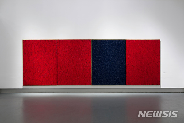 [서울=뉴시스] 하종현, Conjunction 18-201 & Conjunction 18-202, 2018, Oil on hemp cloth,  260 × 776 cm Courtesy of the artist and Kukje Gallery사진: 안천호, 국제갤러리 제공.    