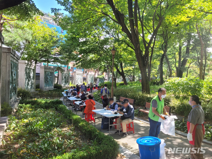 [서울=뉴시스] 정유선 기자=17일 낮 서울 종로구 '원각사 노인 무료 급식소'에서 배식을 받은 노인들이 종로구청이 마련한 테이블에 앉아 식사를 하고 있다. 2021. 9. 17. (사진=뉴시스DB)