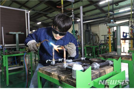 [서울=뉴시스]형을 따라 한국폴리텍대학 산업설비학과에 입학한 이주원씨. (사진=한국폴리텍대학) 2021.09.17. photo@newsis.com 