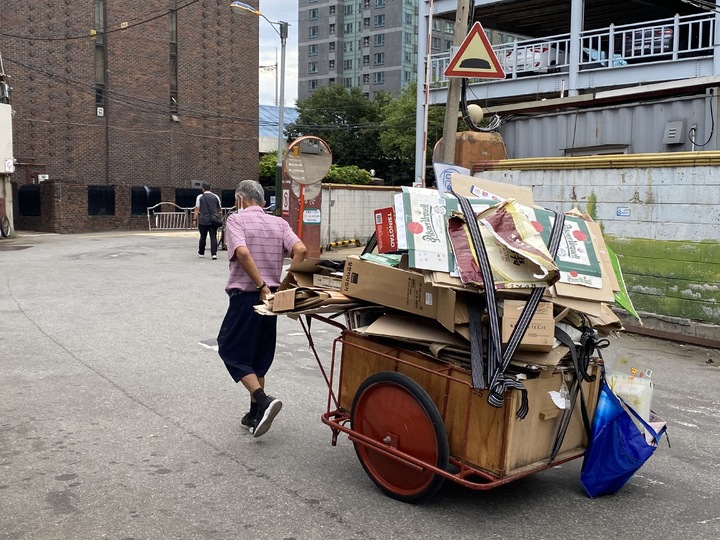 [서울=뉴시스] 전재훈 수습기자 = 추석 연휴를 하루 앞둔 지난 17일 서울 마포구 일대의 고물상들에 파지 등을 팔기 위한 노인들의 발걸음이 이어졌다. 코로나19 사태 장기화로 인한 경제 피해로 고물상들이 대목인 추석 연휴 기간 휴업을 결정하면서 연휴 시작 전 손주들의 용돈을 벌기 위한 노인들이 주를 이뤘다. 2021.09.17. kez@newsis.com *재판매 및 DB 금지