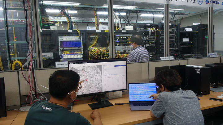 [대전=뉴시스] ETRI 연구진이 국가연구개발망(KOREN)을 통해 데이터 중심 네트워킹 기술 실증을 하고 있다. *재판매 및 DB 금지