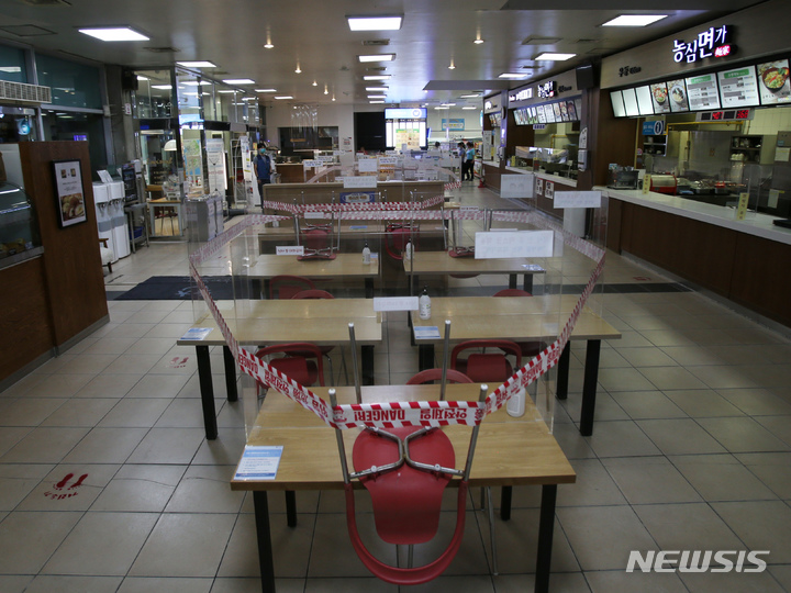 [춘천=뉴시스] 김경목 기자 = 추석연휴를 하루 앞둔 17일 오후 강원 춘천시 중앙고속도로 부산 방향 춘천휴게소 내 실내 취식이 금지되면서 테이블 이용을 못하도록 테이프가 둘러쳐져 있다. 한국도로공사 강원본부는 코로나19 확산 방지를 위해 17~22일 휴게소 실내 취식을 금지했다. 2021.09.17. photo31@newsis.com&nbsp; 