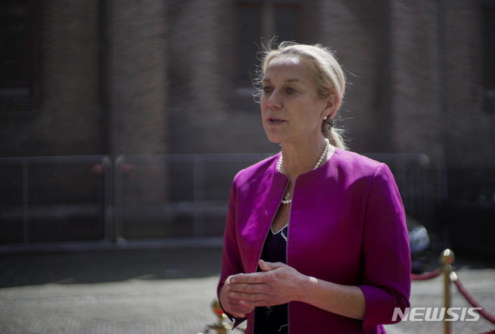 [AP/뉴시스]시흐리트 카흐 네델란드 외무장관이 지난 5월28일 헤이그에서 기자회견 할 때의 모습. 그는 아프간에서 탈레반 점령후 대사관 철수를 원활히 하지 못했다며 9월16일(현지시간) 국회에서 불신임안이 가결되자 자진해서 사퇴했다.  