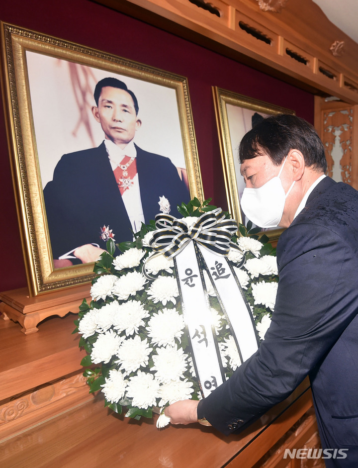 [구미=뉴시스] 이무열 기자 = 윤석열 국민의힘 대선 경선 후보가 17일 오전 경북 구미시 상모동 박정희 전 대통령 생가를 찾아 영정에 헌화하고 있다. 2021.09.17. lmy@newsis.com