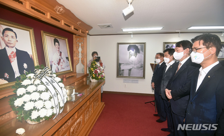 [구미=뉴시스] 이무열 기자 = 윤석열 국민의힘 대선 경선 후보가 17일 오전 경북 구미시 상모동 박정희 전 대통령 생가를 찾아 영정에 참배하고 있다. 2021.09.17. lmy@newsis.com