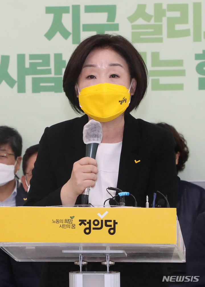 [서울=뉴시스] 전신 기자 = 17일 서울 여의도 국회에서 열린 '지구 살리고 사람 살리는 한가위' 정의당 대선 예비후보 추석 합동인사에서 심상정 후보가 인사말하고 있다. (공동취재사진) 2021.09.17. photo@newsis.com