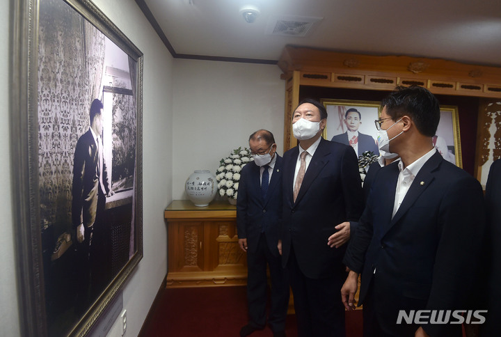 [구미=뉴시스] 이무열 기자 = 윤석열 국민의힘 대선 경선 후보가 17일 오전 경북 구미시 상모동 박정희 전 대통령 생가를 찾아 분향을 마친 뒤 생전 활동사진을 보고 있다. 2021.09.17. lmy@newsis.com