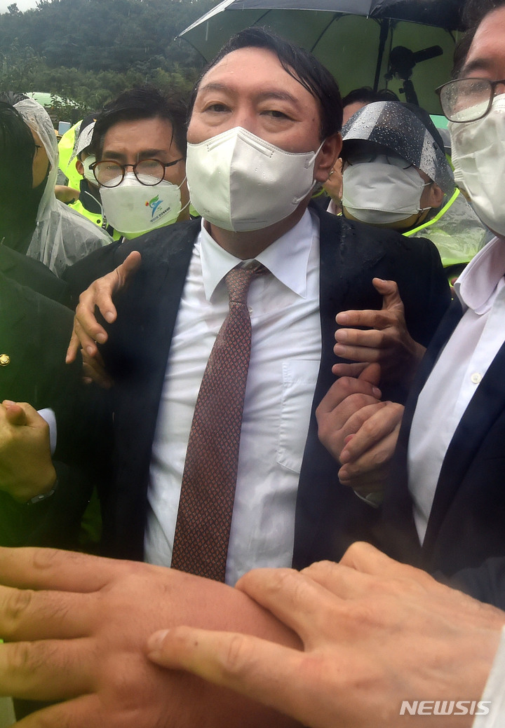 [구미=뉴시스] 이무열 기자 = 윤석열 국민의힘 대선 경선 후보가 17일 오전 경북 구미시 상모동 박정희 전 대통령 생가를 찾아 분향을 마친 뒤 박근혜 전 대통령 구속에 항의하는 보수단체 회원들이 대거 몰리자, 경찰의 호위를 받으며 생가를 나오고 있다. 2021.09.17. lmy@newsis.com