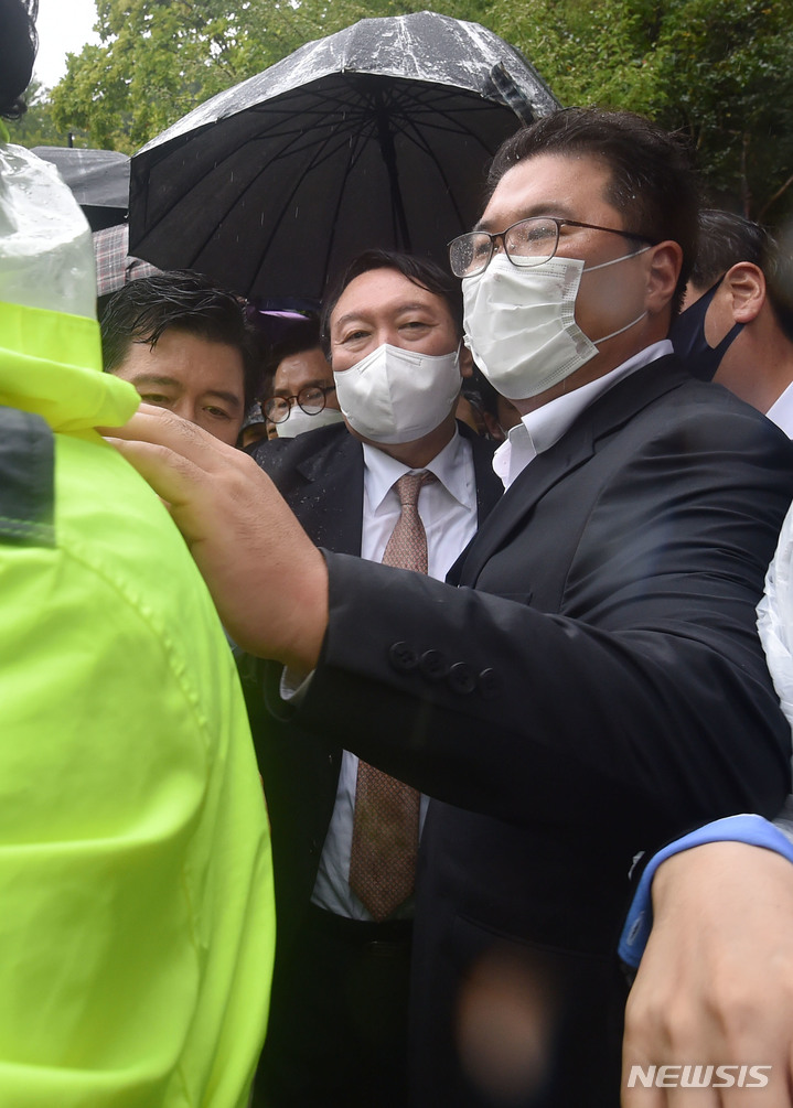 [구미=뉴시스] 이무열 기자 = 윤석열 국민의힘 대선 경선 후보가 17일 오전 경북 구미시 상모동 박정희 전 대통령 생가를 찾아 분향을 마친 뒤 박근혜 전 대통령 구속에 항의하는 보수단체 회원들이 대거 몰리자, 경찰의 호위를 받으며 생가를 나오고 있다. 2021.09.17. lmy@newsis.com