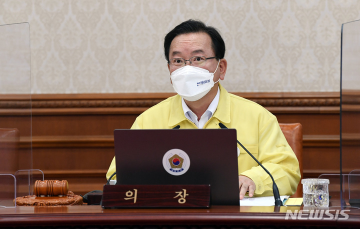 [서울=뉴시스] 김명원 기자 = 김부겸 국무총리가 17일 오전 서울 종로구 정부서울청사에서 서울-세종 영상으로 열린 임시국무회의에 참석해 발언하고 있다. (공동취재사진) 2021.09.17. photo@newsis.com