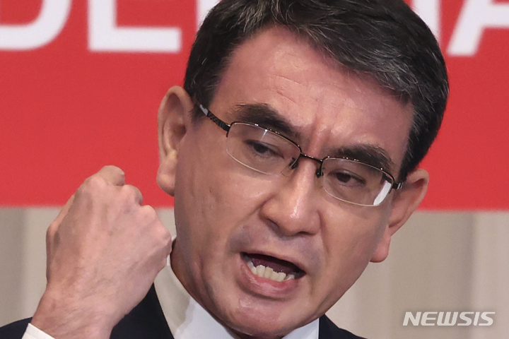 [도쿄=AP/뉴시스] 집권 자민당 총재 선거 후보인 고도 다로 행정개혁담당상이 17일&nbsp; 자민당 본부에서 다른 후보들과 함꼐 공동 기자회견에 임하고 있다. 2021.09.17. 