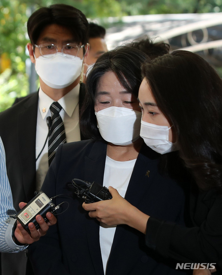 [서울=뉴시스] 김선웅 기자 = 윤미향 무소속 국회의원이 17일 오후 서울 마포구 서울서부지법에서 열린 '정의기억연대 사건' 사기 등 혐의 2차 공판기일에 출석하고 있다. 2021.09.17. mangusta@newsis.com