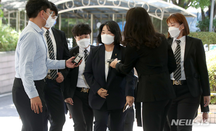 [서울=뉴시스] 김선웅 기자 = 윤미향 무소속 국회의원이 17일 오후 서울 마포구 서울서부지법에서 열린 '정의기억연대 사건' 사기 등 혐의 2차 공판기일에 출석하고 있다. 2021.09.17. mangusta@newsis.com