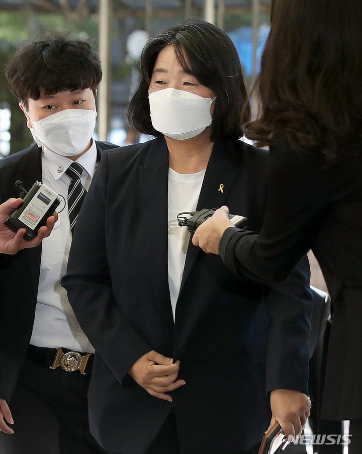 [서울=뉴시스] 김선웅 기자 = 윤미향 무소속 국회의원이 지난달 17일 오후 서울 마포구 서울서부지법에서 열린 '정의기억연대 사건' 사기 등 혐의 2차 공판기일에 출석하고 있다. 2021.09.17. mangusta@newsis.com