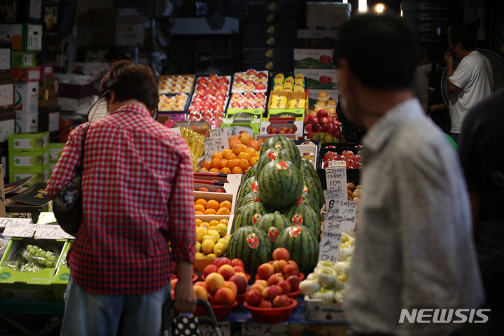[서울=뉴시스] 김선웅 기자 = 서울 동대문구 청량리 청과물시장이 과일 등 제수용품을 구매하려는 시민들로 붐비고 있다. 2021.09.17. mangusta@newsis.com