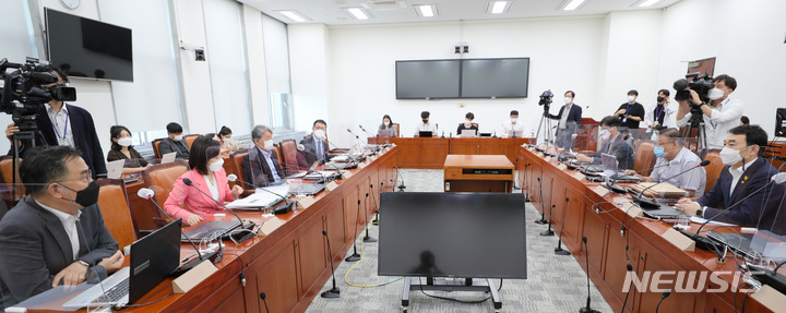[서울=뉴시스] 최동준 기자 = 17일 서울 여의도 국회에서 언론중재법 협의체 8차 회의가 열리고 있다. (공동취재사진) 2021.09.17. photo@newsis.com