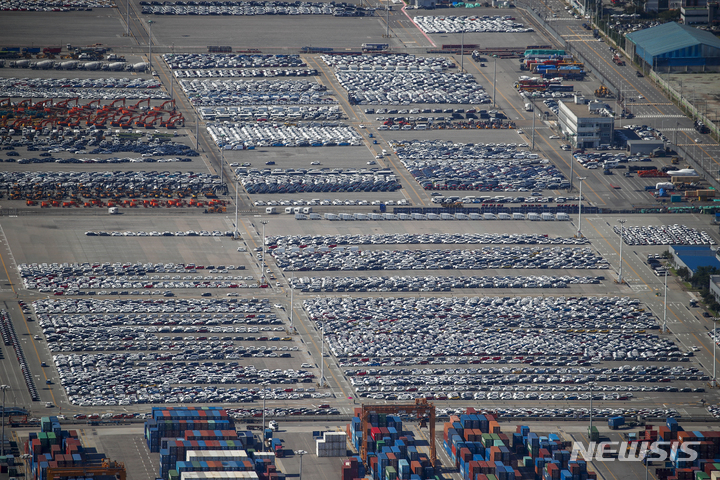 [평택=뉴시스] 정병혁 기자 = 경기 평택시 상공에서 바라본 평택항 부두에 선적을 기다리는 수출 차량들이 주차되어 있다. 2021.09.17. jhope@newsis.com