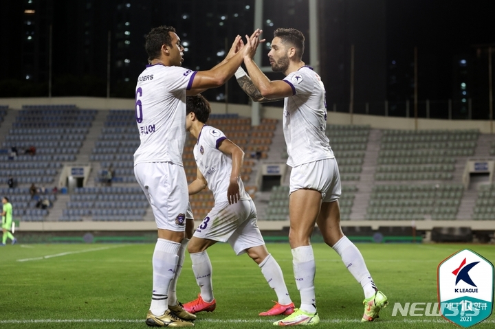 [서울=뉴시스] FC안양 조나탄과 닐손 주니어. (사진=프로축구연맹 제공)