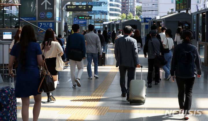[서울=뉴시스] 이영환 기자 = 추석 연휴인 지난 18일 오전 서울 용산구 서울역 승강장에서 귀경객들이 이동하고 있다. 2021.09.18. 20hwan@newsis.com