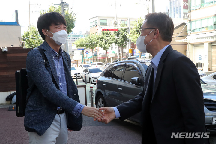 [서울=뉴시스] 이영환 기자 = 이준석 국민의힘 대표와 최재형 대선 경선 예비후보가 18일 오후 서울 중구의 한 냉면전문점에서 오찬회동을 앞두고 인사를 나누고 있다. (공동취재사진) 2021.09.18. photo@newsis.com