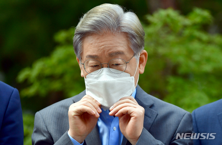 [광주=뉴시스] 류형근 기자 = 더불어민주당 대선 주자인 이재명 경기지사가 지난 18일 오후 광주 남구 한 미혼모시설을 방문한 뒤 인터뷰를 하는 중에 마스크를 고쳐 착용하고 있다. 2021.09.18. hgryu77@newsis.com