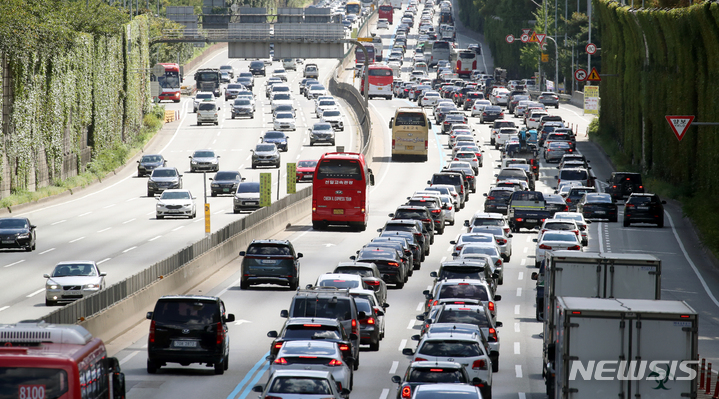 [서울=뉴시스] 조성우 기자 = 추석 연휴 첫날인 지난 18일 오후 서울 잠원IC 인근 경부고속도로 하행선(오른쪽)이 정체를 빚고 있다. 2021.09.18. xconfind@newsis.com