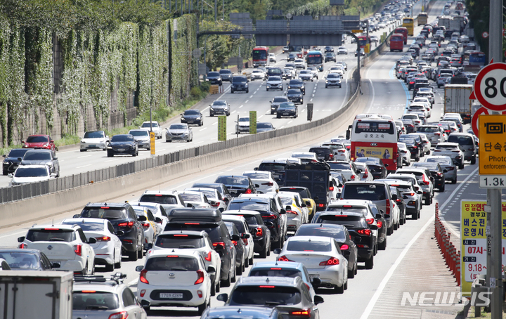 [서울=뉴시스] 조성우 기자 = 추석 연휴 첫날인 18일 오후 서울 잠원IC 인근 경부고속도로 하행선(오른쪽)이 정체를 빚고 있다. 2021.09.18. xconfind@newsis.com