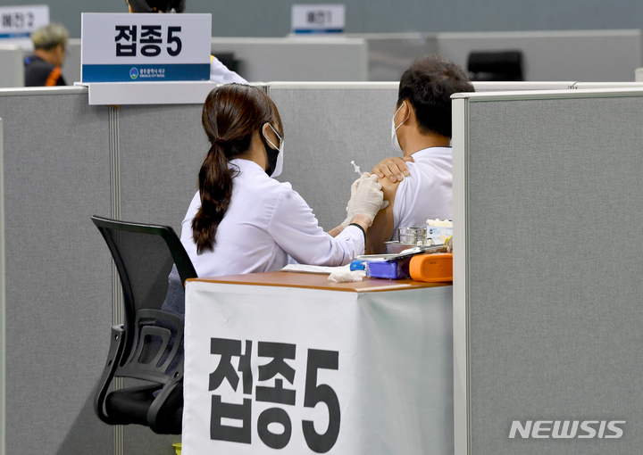 [광주=뉴시스] 변재훈 기자 = 추석 연휴 첫 날인 지난 18일 오전 광주 서구 코로나19 예방 접종센터에서 보건소 의료진이 시민들에게 화이자 백신을 접종하고 있다. 2021.09.18. wisdom21@newsis.com