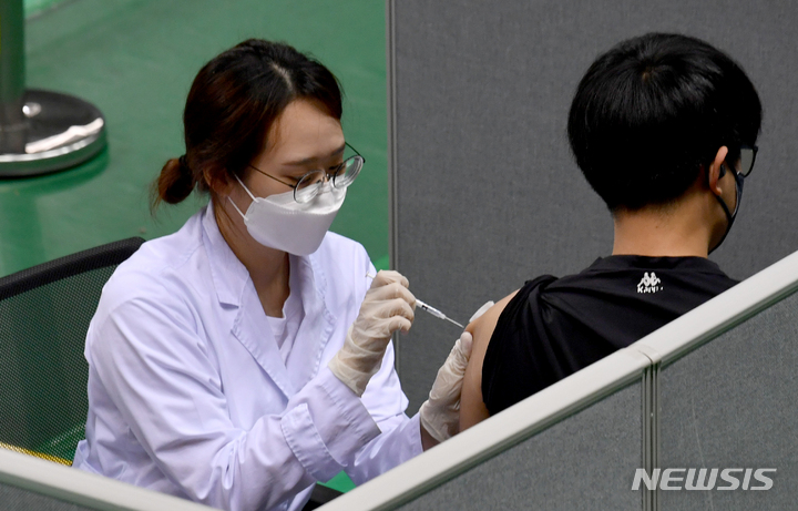 [광주=뉴시스] 변재훈 기자 = 추석 연휴 첫 날인 지난 18일 오전 광주 서구 코로나19 예방 접종센터에서 보건소 의료진이 시민들에게 화이자 백신을 접종하고 있다. 2021.09.18. wisdom21@newsis.com