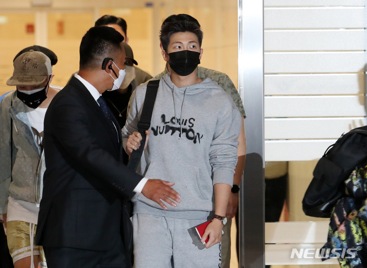 [인천공항=뉴시스] 조성우 기자 = 그룹 방탄소년단(BTS)이 18일 오후 내일(19일)부터 미국 뉴욕에서 열리는 유엔 총회에 문재인 대통령 특별사절 자격으로 참석하기 위해 인천국제공항 제2여객터미널을 통해 출국하고 있다. 2021.09.18. xconfind@newsis.com