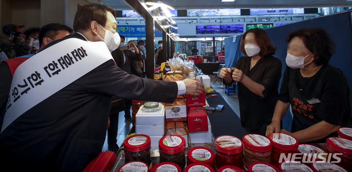 [서울=뉴시스] 정병혁 기자 = 윤석열 국민의힘 대선 경선 예비후보가 19일 오전 서울 중구 서울역 대합실에서 시민들에게 추석 명절 귀성인사를 하고 있다. 2021.09.19. jhope@newsis.com