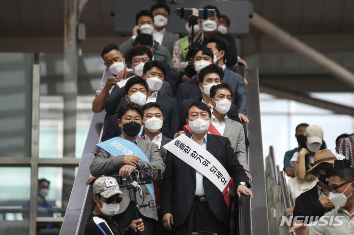 [서울=뉴시스] 정병혁 기자 = 윤석열 국민의힘 대선 경선 예비후보가 19일 오전 서울 중구 서울역에서 시민들에게 추석 명절 귀성인사를 하기 위해 승강장으로 내려오고 있다. 2021.09.19. jhope@newsis.com