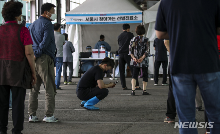 [서울=뉴시스] 정병혁 기자 = 추석 연휴가 시작된 가운데 지난 19일 오후 집단감염이 발생한 서울 송파구 가락농수산물종합도매시장에 설치된 서울시 찾아가는 선별진료소를 찾은 시장 상인 및 관계자들이 코로나19 검사를 받기 위해 줄 서 있다. 2021.09.19. jhope@newsis.com