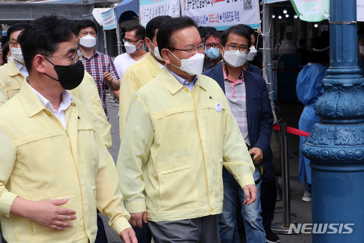 [서울=뉴시스] 배훈식 기자 = 추석 연휴를 맞아 코로나19 방역 현장점검에 나선 김부겸 국무총리가 19일 오후 서울 중구 코로나19 중구임시선별검사소를 방문하고 있다. 2021.09.19. dahora83@newsis.com