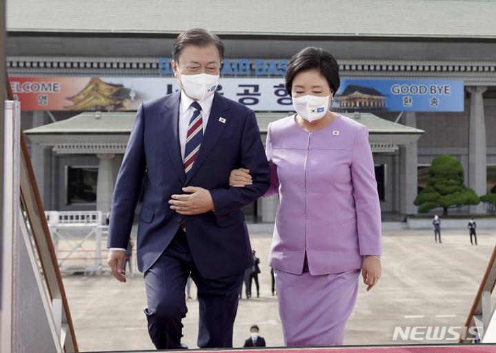 [성남=뉴시스] 김진아 기자 = 유엔(UN)총회 참석을 위해 미국 뉴욕을 방문하는 문재인 대통령과 김정숙 여사가 19일 경기 성남 서울공항에서 공군1호기에 탑승하고 있다. 2021.09.19. bluesoda@newsis.com