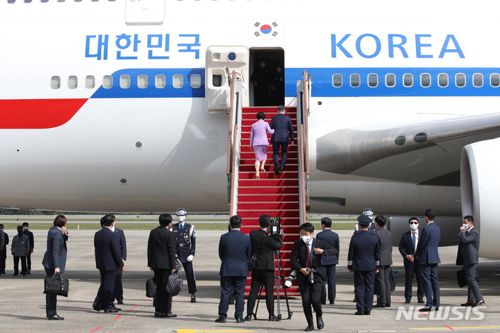 [성남=뉴시스] 김진아 기자 = 유엔(UN)총회 참석을 위해 미국 뉴욕을 방문하는 문재인 대통령과 김정숙 여사가 19일 경기 성남 서울공항에서 공군1호기에 탑승하고 있다. 2021.09.19. bluesoda@newsis.com