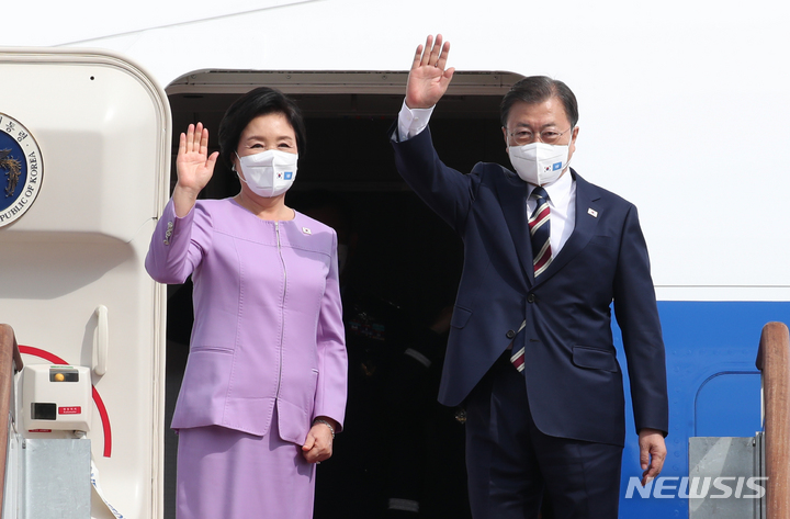 [성남=뉴시스] 김진아 기자 = 유엔(UN)총회 참석을 위해 미국 뉴욕을 방문하는 문재인 대통령과 김정숙 여사가 19일 경기 성남 서울공항에서 공군1호기에 탑승해 환송 인사들을 향해 손 흔들어 인사하고 있다. 2021.09.19. bluesoda@newsis.com