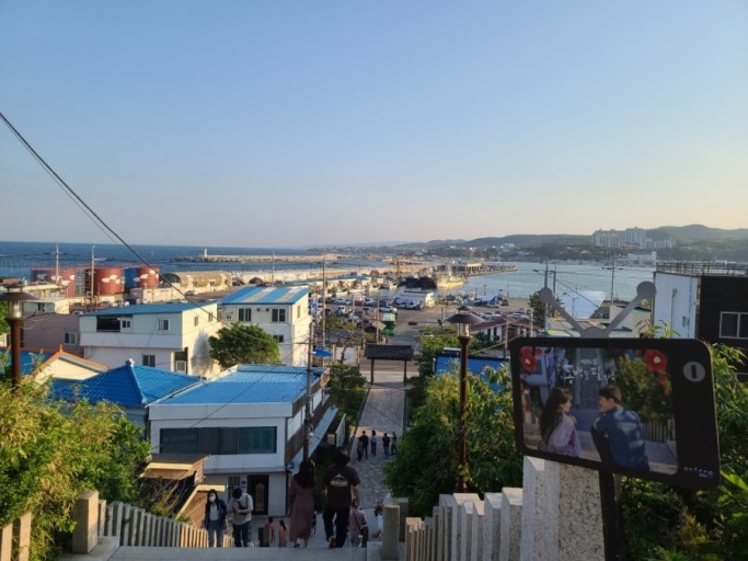 [포항=뉴시스] 강진구 기자 = 추석 연휴를 맞아 언택트 힐링 관광지로 경북 포항이 입소문을 타며 뜨고 있다. 이는최근 TV드라마 등에서 포항의 멋진 풍광을 잇따라 방영하면서 MZ세대 개별 관광이 크게 증가한 데 따른 것으로 분석되고 있다.사진은 구룡포 근대문화역사거리(사진=포항시 제공) 2021.09.20.photo@newsis.com *재판매 및 DB 금지