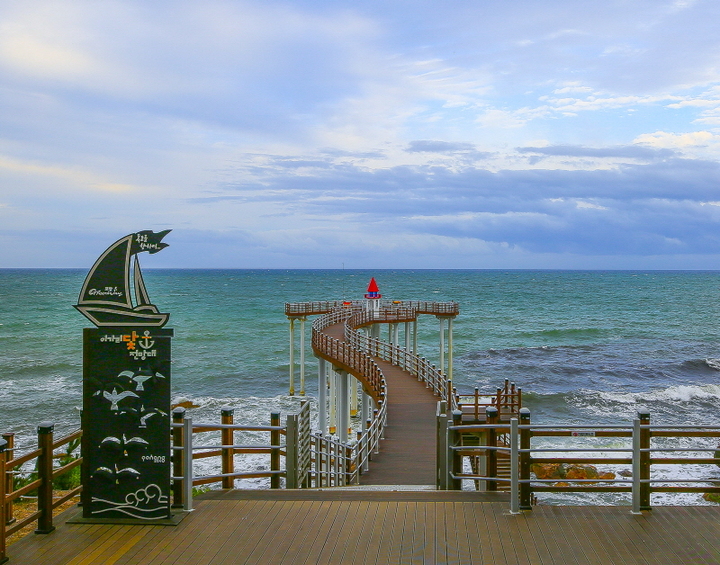 [포항=뉴시스] 강진구 기자 = 추석 연휴를 맞아 언택트 힐링 관광지로 경북 포항이 입소문을 타며 뜨고 있다. 이는 최근 TV드라마 등에서 포항의 멋진 풍광을 잇따라 방영하면서 MZ세대 개별 관광이 크게 증가한 데 따른 것으로 분석되고 있다.사진은 이가리 닷전망대.(사진=포항시 제공) 2021.09.20.photo@newsis.com *재판매 및 DB 금지
