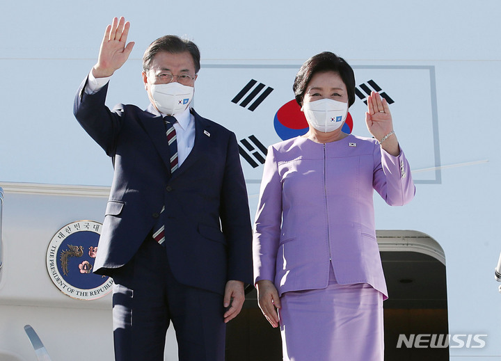 [뉴욕=뉴시스] 김진아 기자 = 유엔(UN)총회 참석을 위해 미국 뉴욕을 방문한 문재인 대통령과 부인 김정숙 여사가 19일(현지시간) 뉴욕 JKF 국제공항에 도착해 공군 1호기에서 내리며 환영 인사들을 향해 손 흔들어 인사하고 있다. 2021.09.20. bluesoda@newsis.com