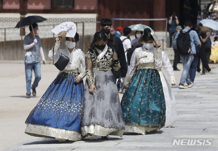 [서울=뉴시스] 고승민 기자 = 추석을 하루 앞둔 20일 서울 경복궁을 찾은 시민과 외국인 관광객이 즐거운 시간을 보내고 있다. 2021.09.20. kkssmm99@newsis.com