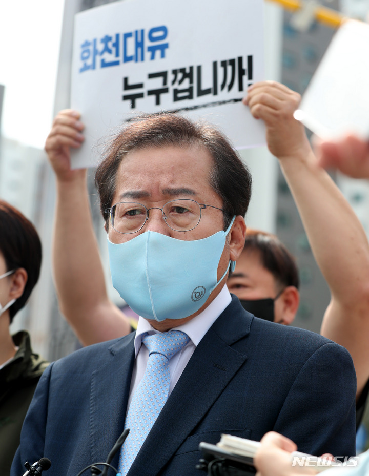 [성남=뉴시스] 추상철 기자 = 국민의힘 대권주자인 홍준표 의원이 20일 오후 '이재명 경기지사의 대장동 개발 특혜 의혹'과 관련해 경기 성남시 판교 대장동 개발 현장을 방문해 발언하고 있다. 2021.09.20. scchoo@newsis.com