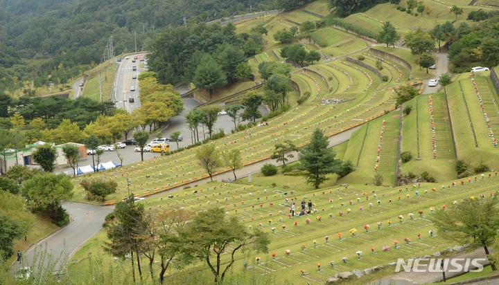 [청주=뉴시스] 조성현 기자 = 추석 당일인 21일 충북 청주시 시립 목련공원에 소규모 성묘객들의 발걸음이 드문드문 이어지고 있다. 2021.09.21. jsh0128@newsis.com 