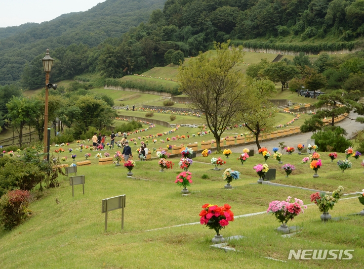 [청주=뉴시스] 조성현 기자 = 추석 당일인 21일 충북 청주시 시립 목련공원에 소규모 성묘객들의 발걸음이 드문드문 이어지고 있다. 2021.09.21. jsh0128@newsis.com 